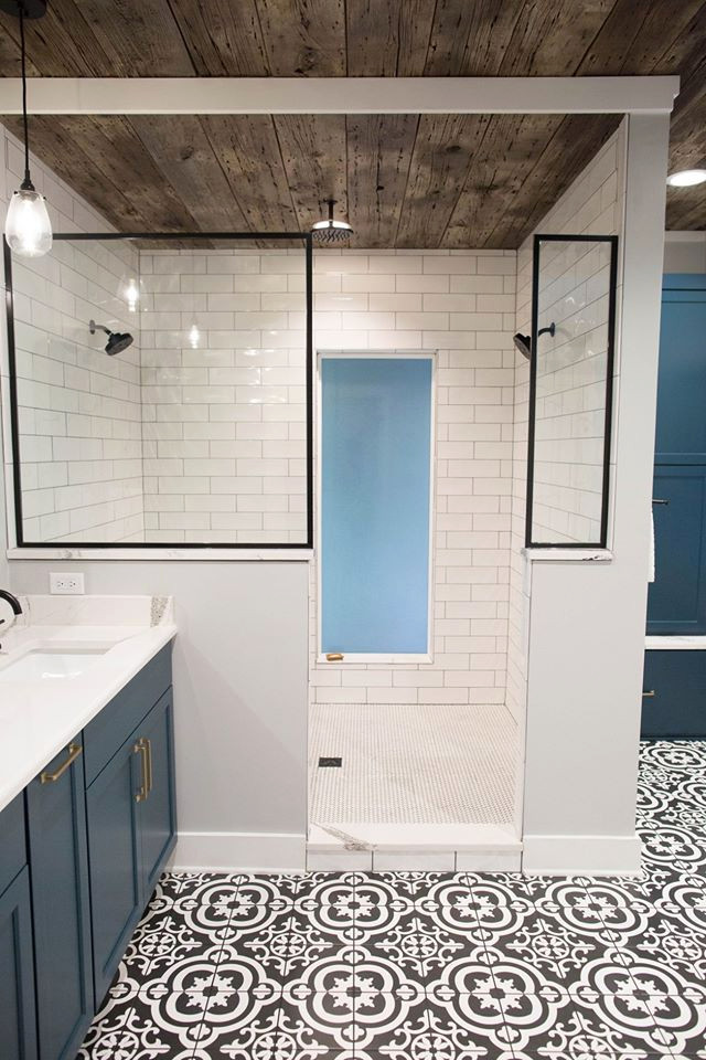 Inspiration for a large country ensuite bathroom in Other with shaker cabinets, blue cabinets, a walk-in shower, a one-piece toilet, white tiles, metro tiles, grey walls, ceramic flooring, a submerged sink, engineered stone worktops, multi-coloured floors, an open shower and white worktops.