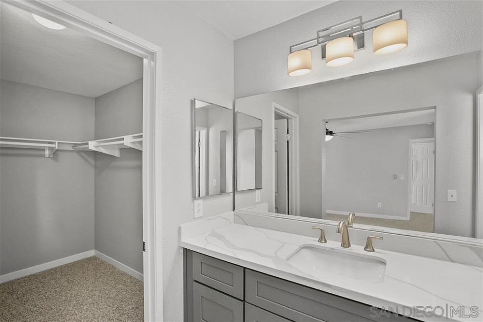 Inspiration för ett litet lantligt vit vitt en-suite badrum, med skåp i shakerstil, grå skåp, grå väggar, klinkergolv i keramik, ett undermonterad handfat, bänkskiva i kvarts och flerfärgat golv