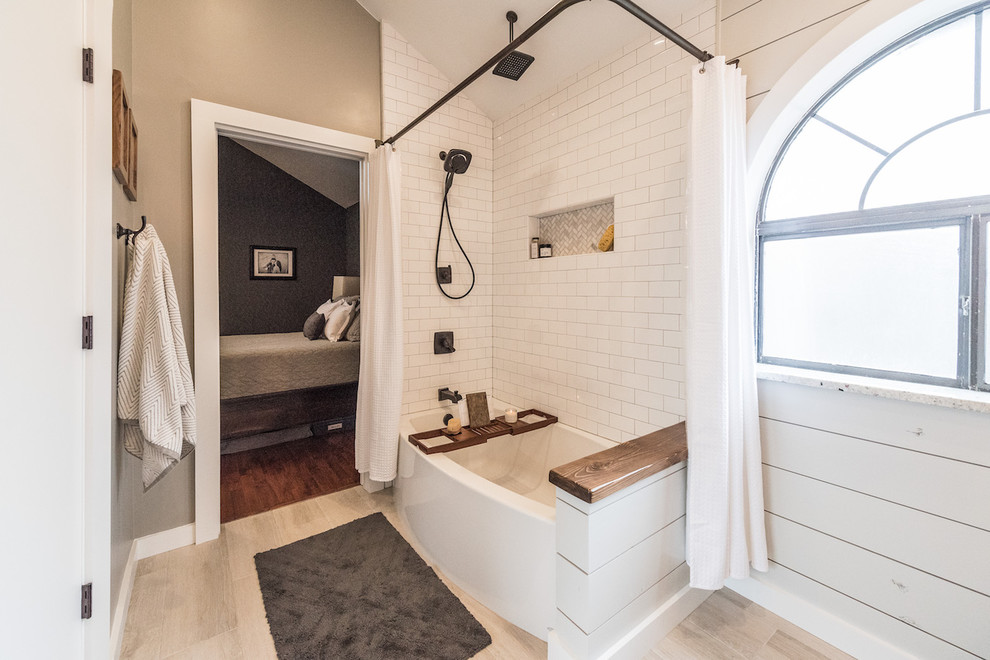 Cette image montre une salle de bain principale rustique de taille moyenne avec un placard à porte shaker, des portes de placard grises, une baignoire en alcôve, un combiné douche/baignoire, WC à poser, un carrelage gris, des carreaux de porcelaine, un mur gris, un sol en carrelage de porcelaine, un lavabo encastré et un plan de toilette en granite.