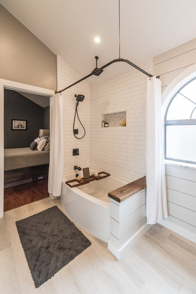 Exempel på ett mellanstort lantligt en-suite badrum, med grå skåp, ett badkar i en alkov, en dusch/badkar-kombination, en toalettstol med hel cisternkåpa, grå kakel, porslinskakel, grå väggar, klinkergolv i porslin, ett undermonterad handfat och granitbänkskiva