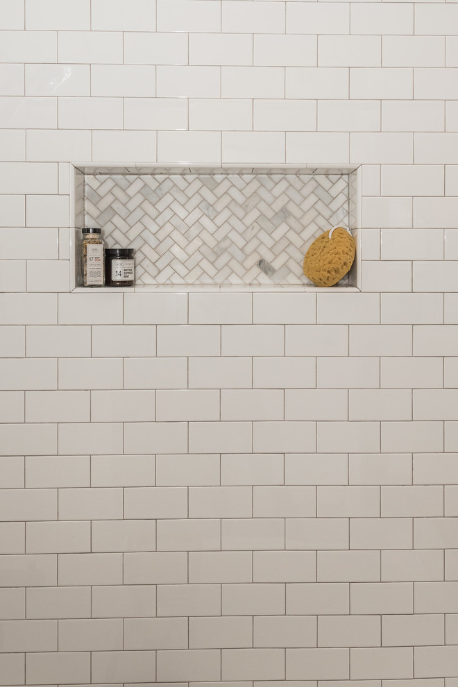 Inspiration för mellanstora lantliga en-suite badrum, med skåp i shakerstil, grå skåp, ett badkar i en alkov, en dusch/badkar-kombination, en toalettstol med hel cisternkåpa, grå kakel, porslinskakel, grå väggar, klinkergolv i porslin, ett undermonterad handfat och granitbänkskiva