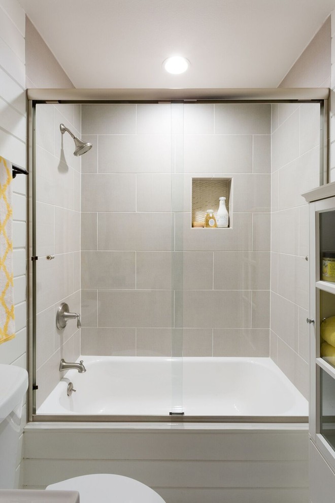Стильный дизайн: ванная комната среднего размера в стиле модернизм с фасадами цвета дерева среднего тона, накладной ванной, душем над ванной, раздельным унитазом, серой плиткой, керамогранитной плиткой, белыми стенами, полом из керамической плитки, душевой кабиной, монолитной раковиной и столешницей из искусственного кварца - последний тренд
