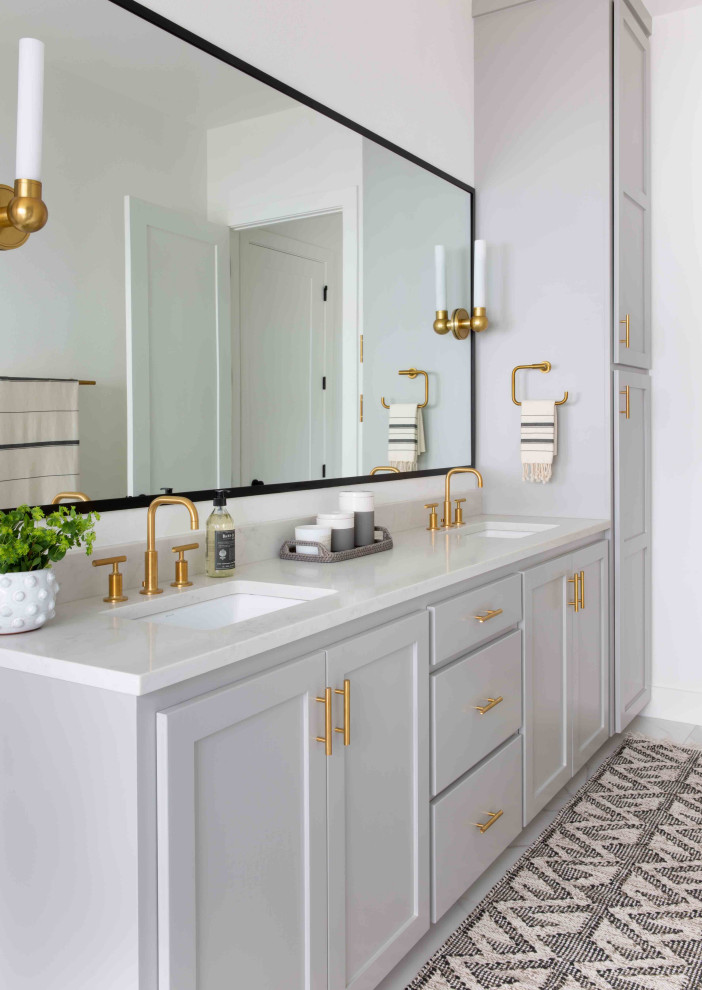Esempio di una stanza da bagno con doccia country di medie dimensioni con ante in stile shaker, ante grigie, pareti bianche, lavabo sottopiano, pavimento grigio e top bianco