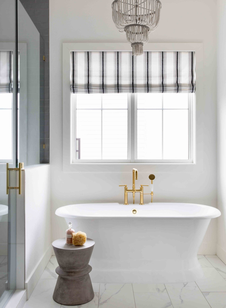 Großes Landhausstil Badezimmer En Suite mit freistehender Badewanne, grauen Fliesen, weißer Wandfarbe und weißem Boden in Austin