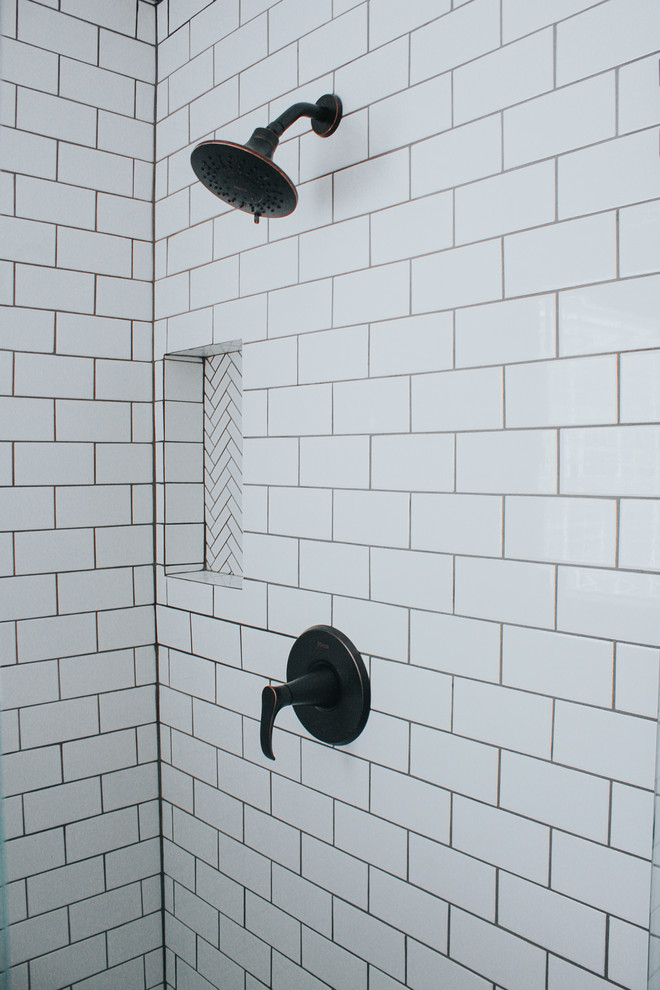 Inspiration för små lantliga en-suite badrum, med öppna hyllor, vita skåp, ett badkar med tassar, en hörndusch, en toalettstol med hel cisternkåpa, vit kakel, keramikplattor, grå väggar, klinkergolv i porslin, ett fristående handfat, granitbänkskiva, grått golv och dusch med gångjärnsdörr