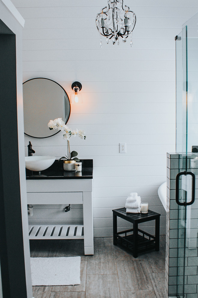 Пример оригинального дизайна: маленькая главная ванная комната в стиле кантри с открытыми фасадами, белыми фасадами, ванной на ножках, угловым душем, унитазом-моноблоком, белой плиткой, керамической плиткой, серыми стенами, полом из керамогранита, настольной раковиной, столешницей из гранита, серым полом и душем с распашными дверями для на участке и в саду