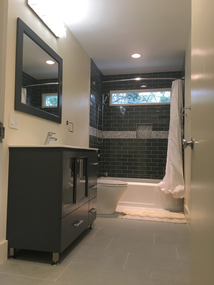Inspiration för ett mellanstort lantligt badrum, med möbel-liknande, grå skåp, ett badkar i en alkov, en dusch/badkar-kombination, en toalettstol med hel cisternkåpa, blå kakel, tunnelbanekakel, beige väggar, ett integrerad handfat, bänkskiva i kvarts, grått golv och dusch med duschdraperi