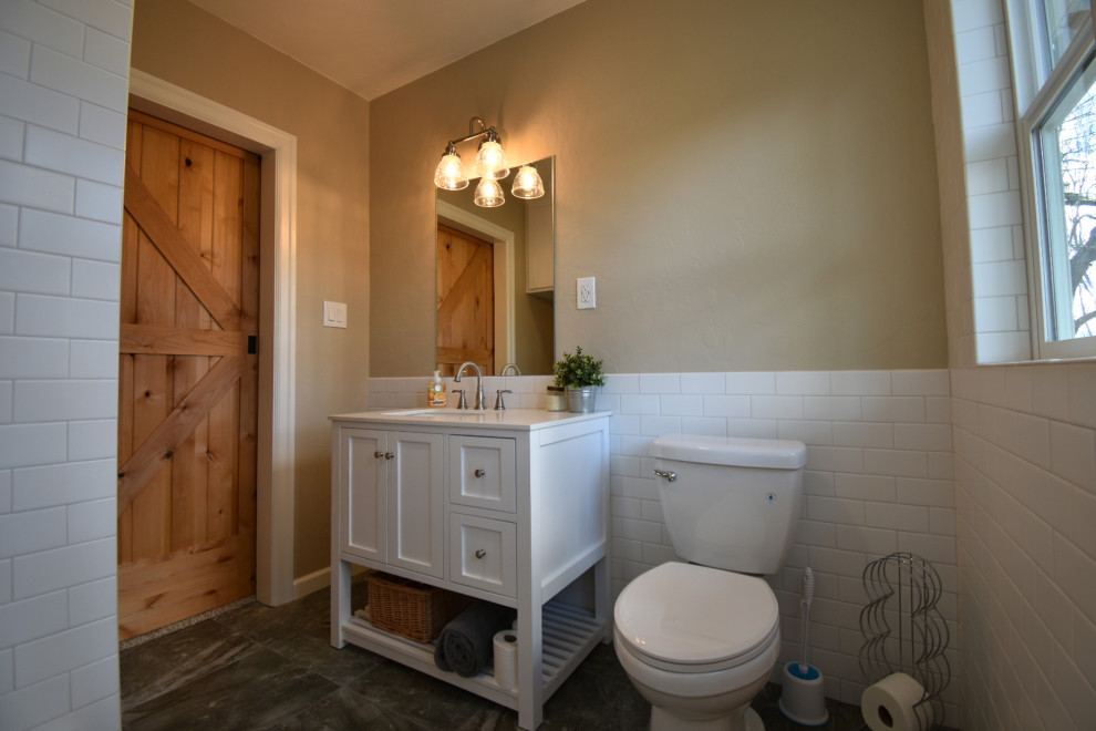Foto på ett litet lantligt badrum, med skåp i shakerstil, vita skåp, en dusch/badkar-kombination, vit kakel, tunnelbanekakel och dusch med duschdraperi