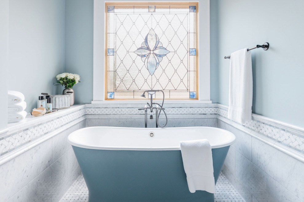 Идея дизайна: большая главная ванная комната в стиле кантри с отдельно стоящей ванной, серой плиткой, белой плиткой, мраморной плиткой, серыми стенами, мраморным полом и серым полом