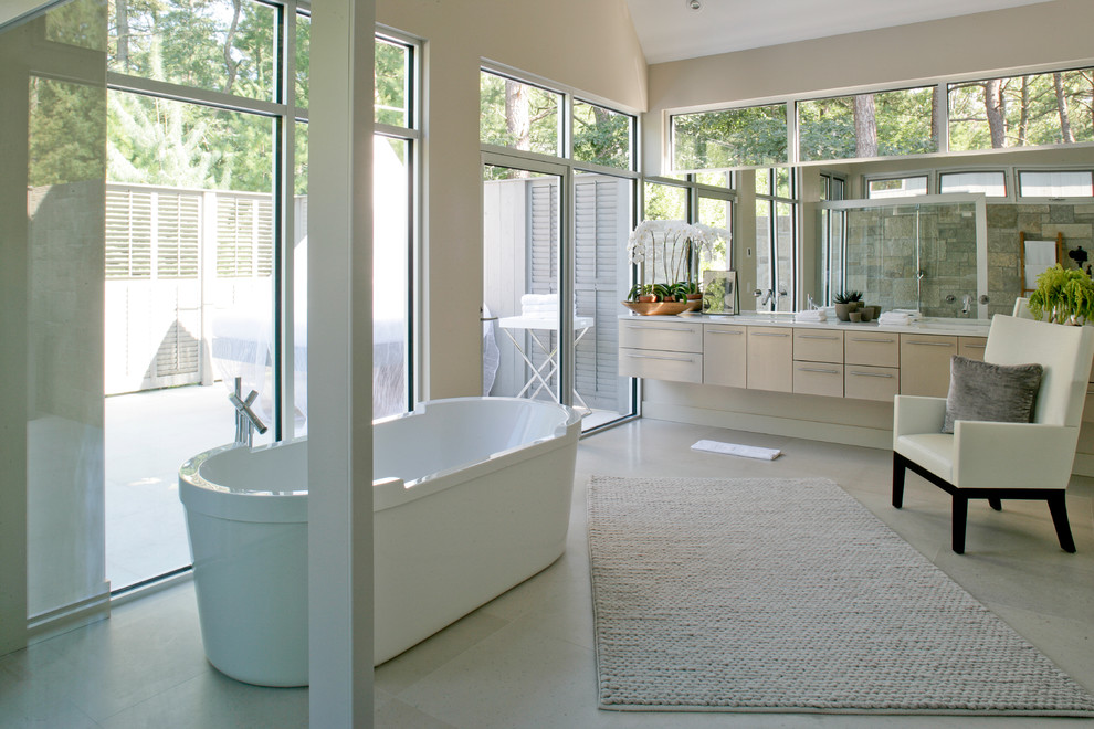 Inspiration för mellanstora moderna badrum med dusch, med ett fristående badkar, släta luckor, skåp i ljust trä, beige kakel, mosaik, beige väggar, marmorgolv, ett undermonterad handfat och bänkskiva i kalksten
