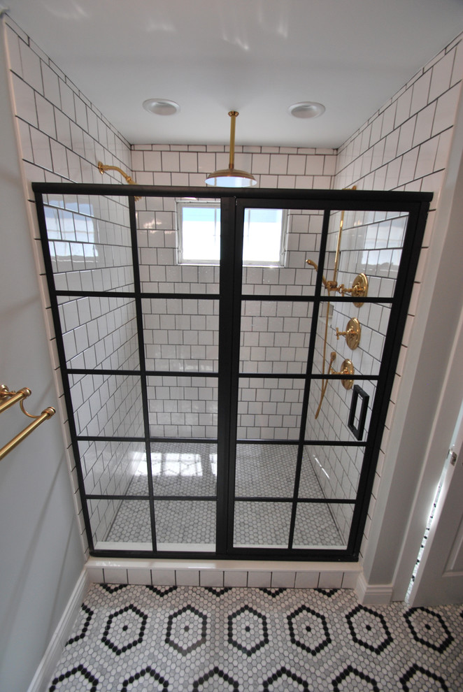 Inredning av ett lantligt mellanstort grå grått en-suite badrum, med öppna hyllor, svarta skåp, en dusch i en alkov, vit kakel, keramikplattor, grå väggar, marmorgolv, ett undermonterad handfat, bänkskiva i kvarts, grått golv och dusch med gångjärnsdörr