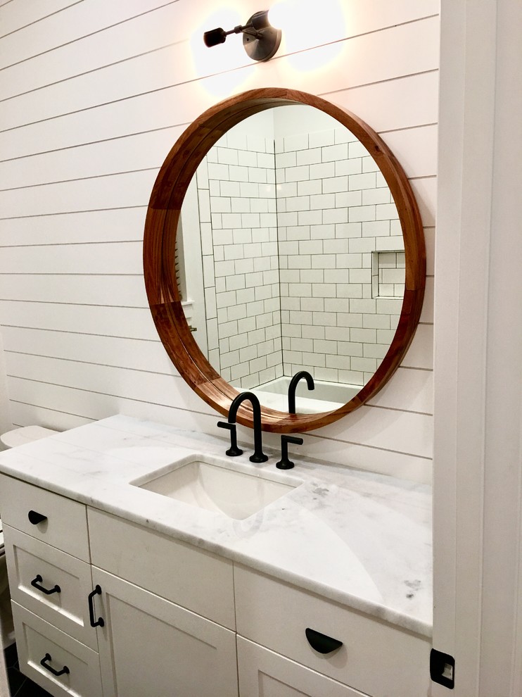 Idéer för ett klassiskt badrum, med skåp i shakerstil, vita skåp, en dusch/badkar-kombination, vit kakel, tunnelbanekakel, vita väggar, ett väggmonterat handfat och marmorbänkskiva