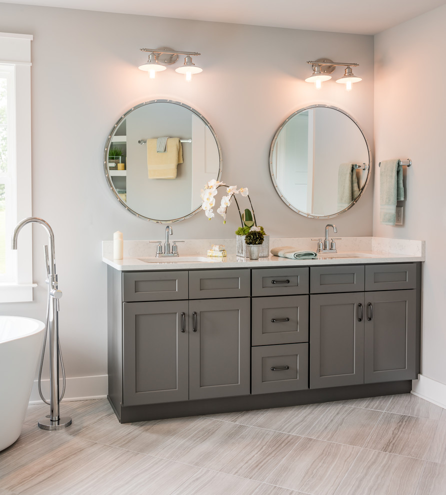 Foto de cuarto de baño campestre con armarios estilo shaker, puertas de armario grises, bañera exenta, paredes grises, aseo y ducha, lavabo bajoencimera y suelo gris