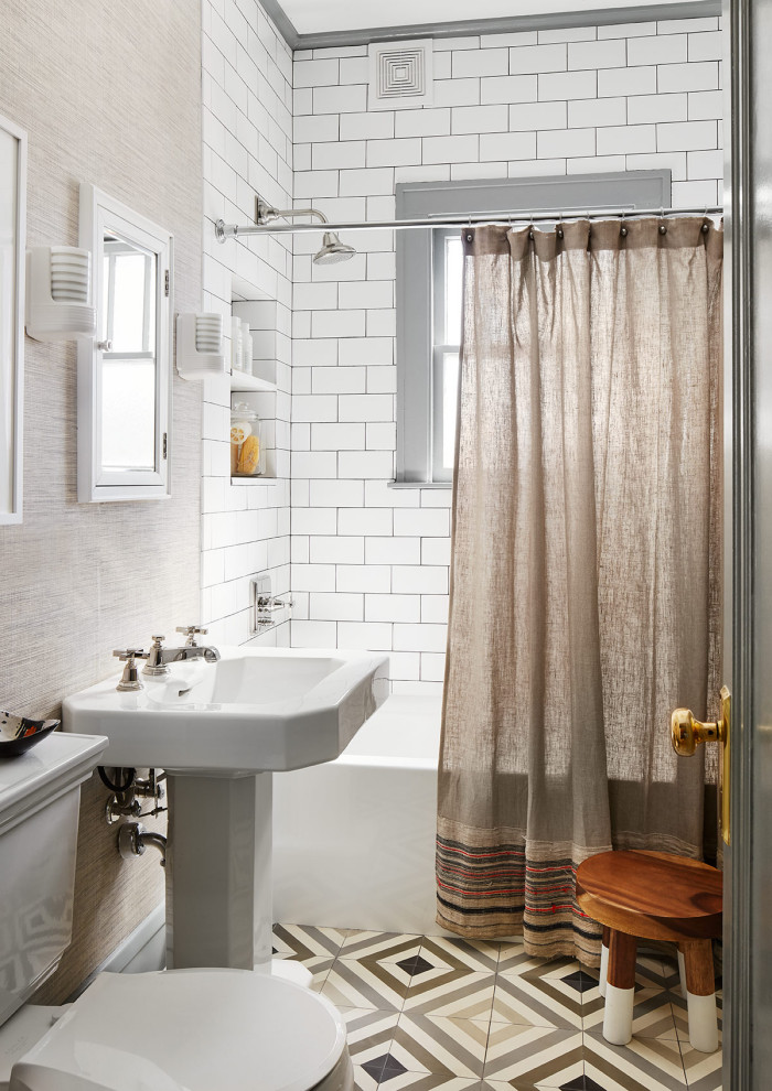 Стильный дизайн: ванная комната в стиле неоклассика (современная классика) с белыми фасадами, ванной в нише, душем над ванной, раздельным унитазом, плиткой кабанчик, бежевыми стенами, душевой кабиной, раковиной с пьедесталом, разноцветным полом, шторкой для ванной, белой столешницей, тумбой под одну раковину и встроенной тумбой - последний тренд