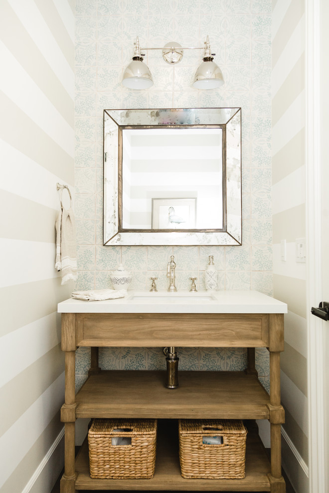 На фото: ванная комната в морском стиле с фасадами цвета дерева среднего тона, синей плиткой, белой плиткой, разноцветными стенами, врезной раковиной и белой столешницей