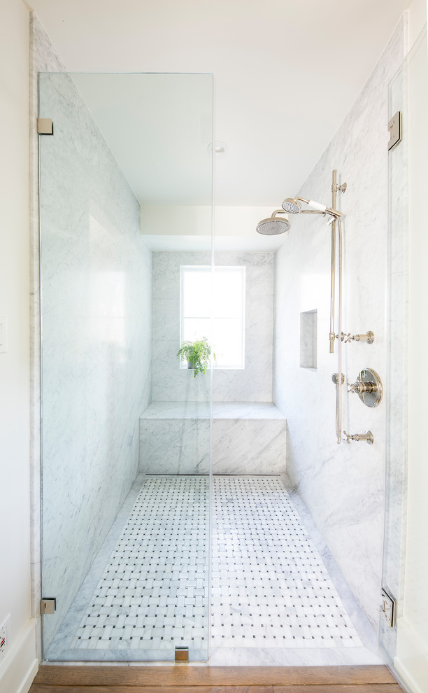 Источник вдохновения для домашнего уюта: главная ванная комната среднего размера в стиле кантри с душевой комнатой, серой плиткой, белой плиткой, мраморной плиткой, белыми стенами, паркетным полом среднего тона, коричневым полом и душем с распашными дверями