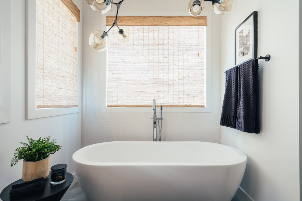Bild på ett stort lantligt grå grått en-suite badrum, med skåp i shakerstil, ett fristående badkar, en dusch i en alkov, en bidé, vita väggar, klinkergolv i keramik, ett undermonterad handfat, bänkskiva i kvarts, grått golv, dusch med gångjärnsdörr och vita skåp