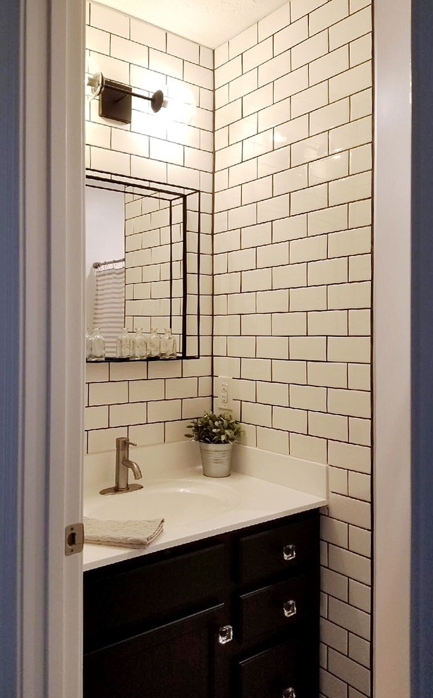 Стильный дизайн: маленькая ванная комната в стиле кантри с фасадами в стиле шейкер, черными фасадами, накладной ванной, душем над ванной, унитазом-моноблоком, белой плиткой, плиткой кабанчик, белыми стенами, полом из винила, монолитной раковиной, мраморной столешницей, серым полом, шторкой для ванной и белой столешницей для на участке и в саду - последний тренд