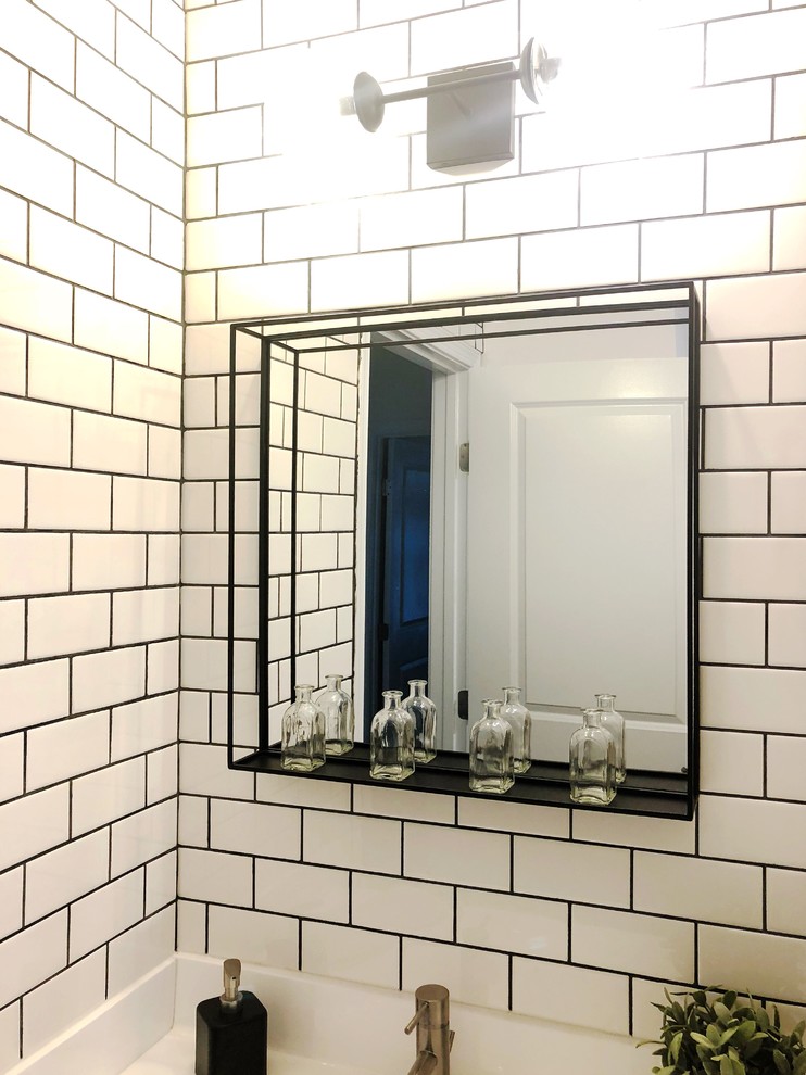 Свежая идея для дизайна: маленькая ванная комната в стиле кантри с фасадами в стиле шейкер, черными фасадами, накладной ванной, душем над ванной, унитазом-моноблоком, белой плиткой, плиткой кабанчик, белыми стенами, полом из винила, монолитной раковиной, мраморной столешницей, серым полом, шторкой для ванной и белой столешницей для на участке и в саду - отличное фото интерьера