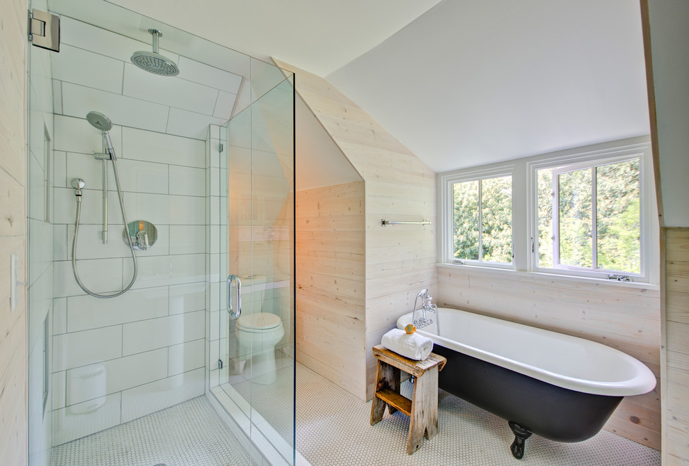 Landhaus Badezimmer mit Löwenfuß-Badewanne, Eckdusche, Wandtoilette mit Spülkasten, weißen Fliesen und Metrofliesen in Portland