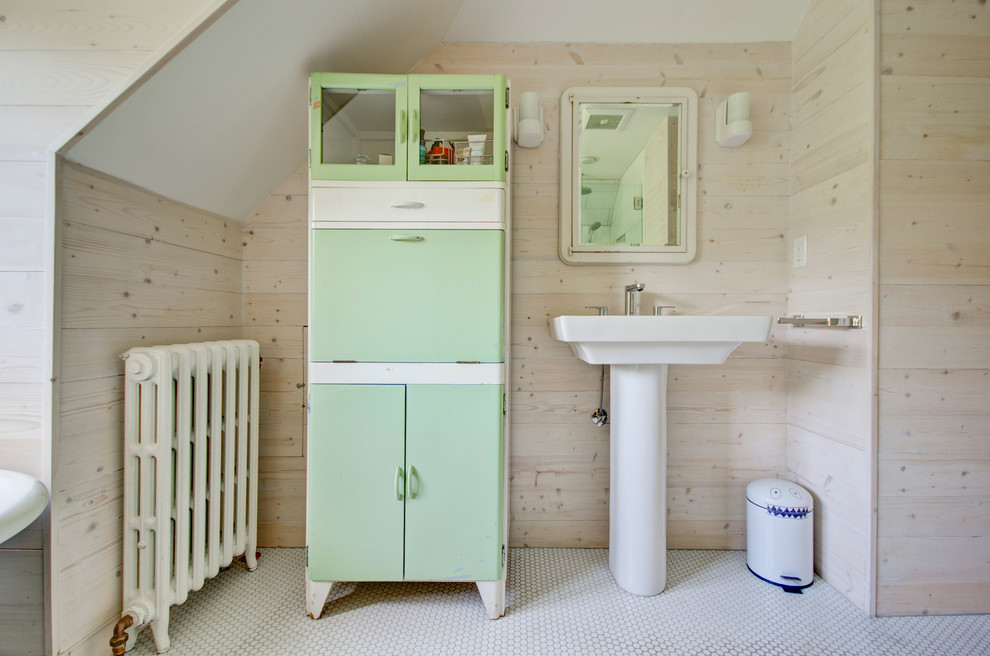Diseño de cuarto de baño campestre con lavabo con pedestal, armarios con paneles lisos, puertas de armario verdes y baldosas y/o azulejos blancos