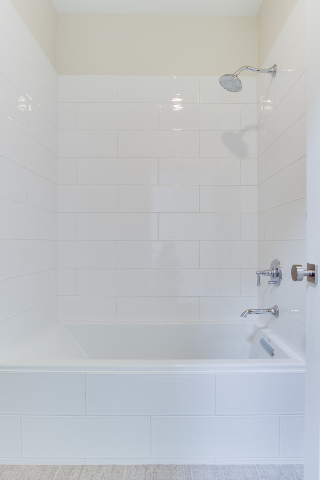Стильный дизайн: ванная комната в стиле кантри с фасадами в стиле шейкер, белыми фасадами, ванной в нише, душем над ванной, унитазом-моноблоком, белой плиткой, керамической плиткой, белыми стенами, полом из керамической плитки, душевой кабиной, врезной раковиной, серым полом, открытым душем и белой столешницей - последний тренд