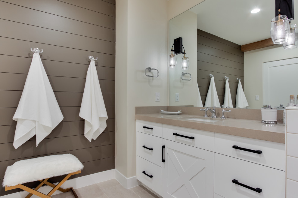 Exempel på ett lantligt beige beige badrum med dusch, med skåp i shakerstil, vita skåp, en dusch/badkar-kombination, en toalettstol med hel cisternkåpa, flerfärgad kakel, vita väggar, klinkergolv i keramik, ett undermonterad handfat, beiget golv och med dusch som är öppen