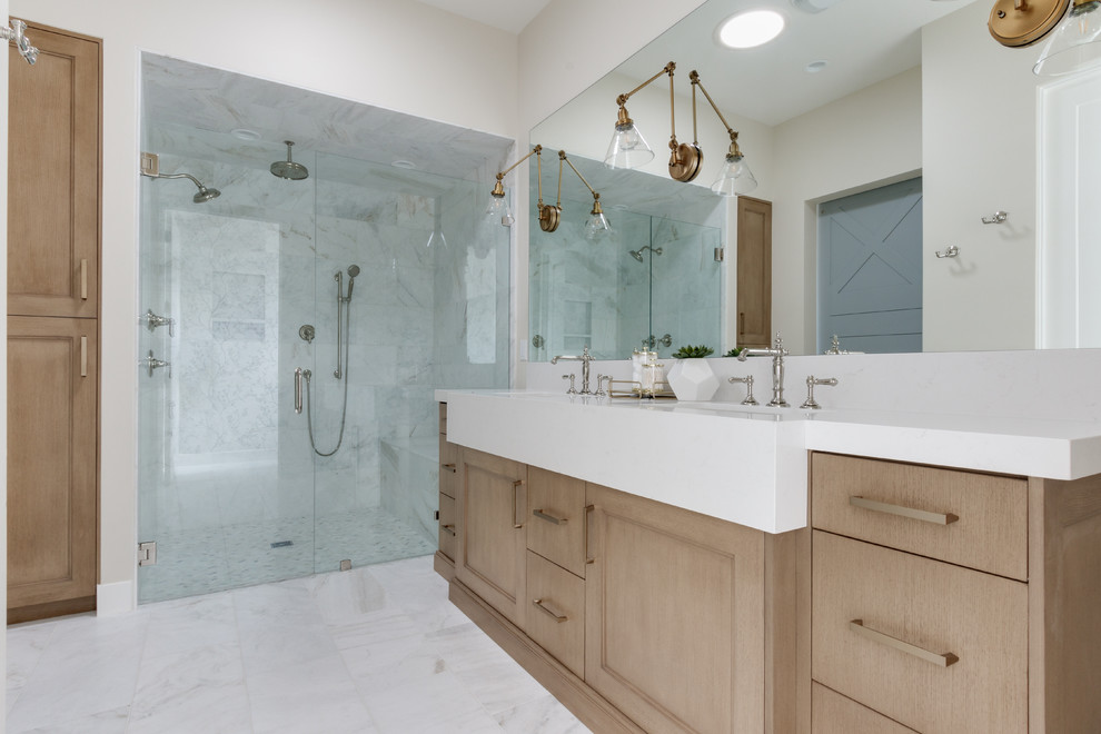 Cette image montre une salle de bain principale rustique en bois clair avec une douche double, un lavabo encastré, une cabine de douche à porte battante, un plan de toilette en quartz, un plan de toilette blanc, des carreaux de miroir, un mur beige, un sol en marbre et un sol blanc.