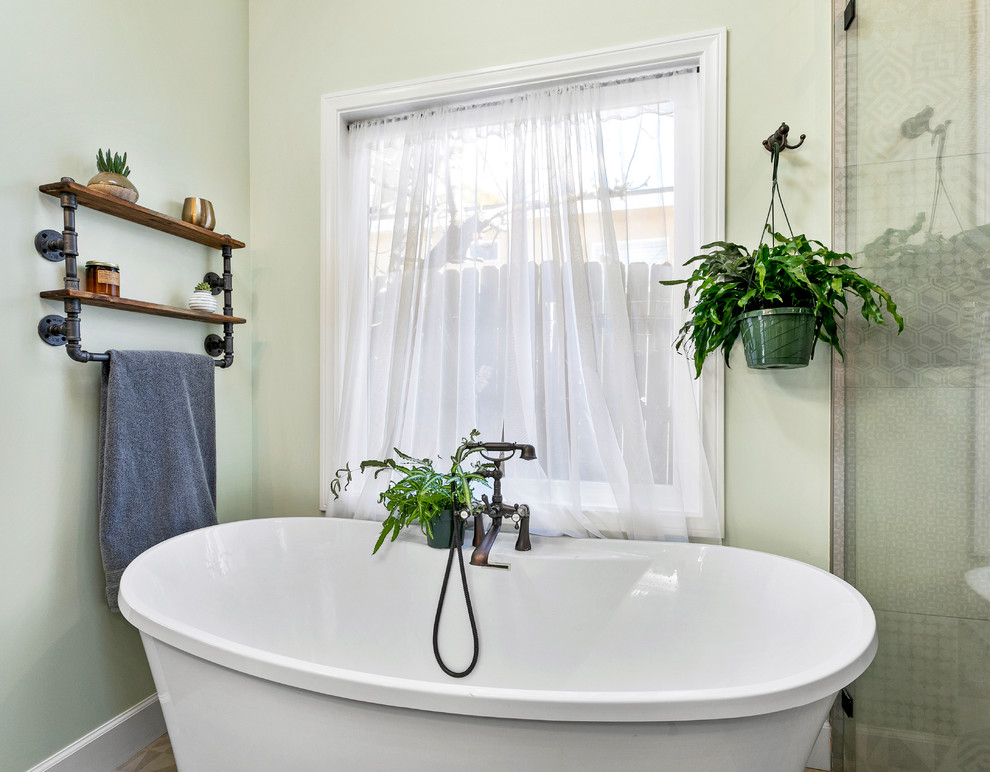 Inredning av ett lantligt mellanstort svart svart en-suite badrum, med möbel-liknande, skåp i mellenmörkt trä, ett fristående badkar, flerfärgad kakel, porslinskakel, gröna väggar, klinkergolv i porslin, ett fristående handfat och beiget golv