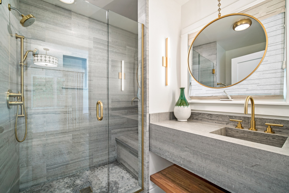 Foto på ett vintage grå badrum, med en dusch i en alkov, grå kakel, vita väggar, mosaikgolv, ett integrerad handfat och grått golv