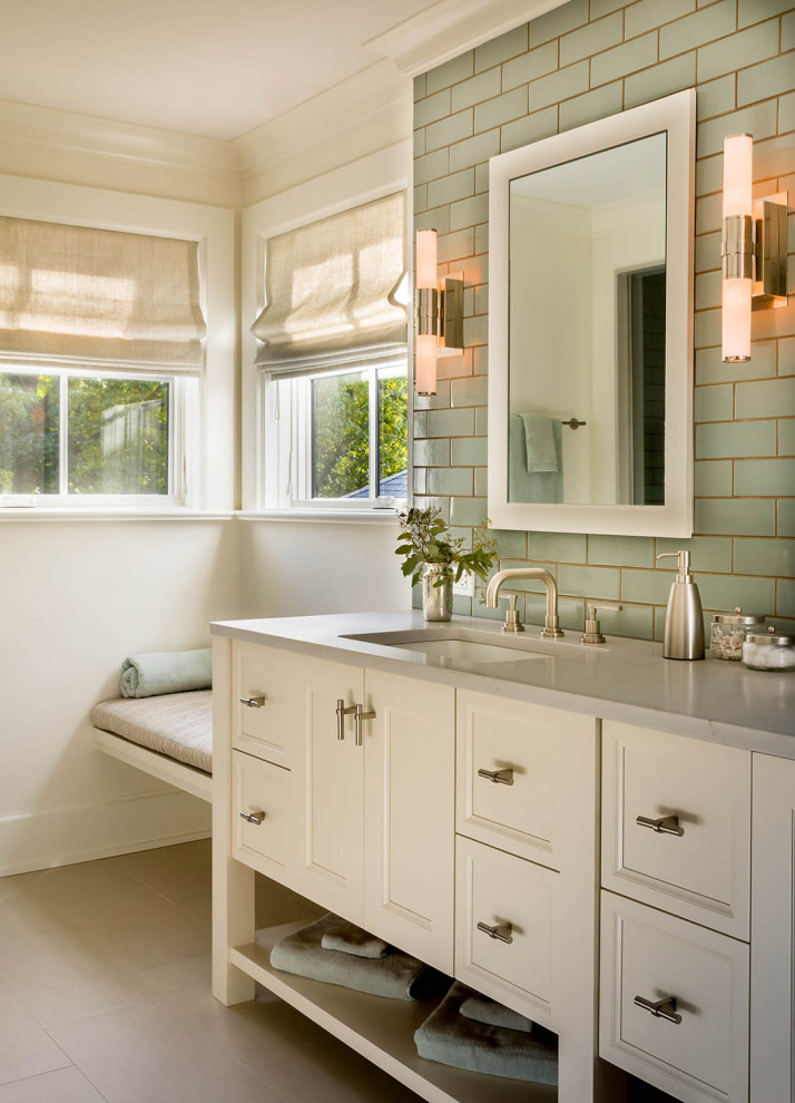 На фото: ванная комната в стиле кантри с белыми фасадами, фасадами с утопленной филенкой, зеленой плиткой, плиткой кабанчик, врезной раковиной, серым полом, серой столешницей и напольной тумбой