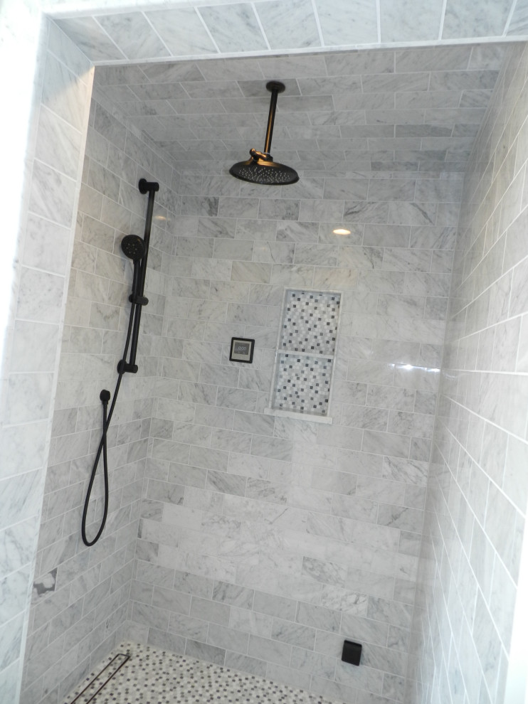 Foto di una grande stanza da bagno padronale country con top bianco, due lavabi e mobile bagno incassato