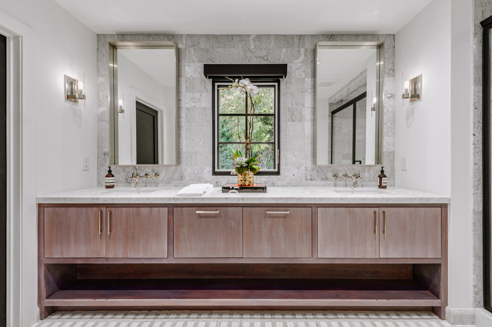 Inspiration pour une grande salle de bain principale rustique avec un placard avec porte à panneau encastré, un carrelage gris, du carrelage en marbre, un lavabo encastré, un plan de toilette en marbre et un plan de toilette gris.