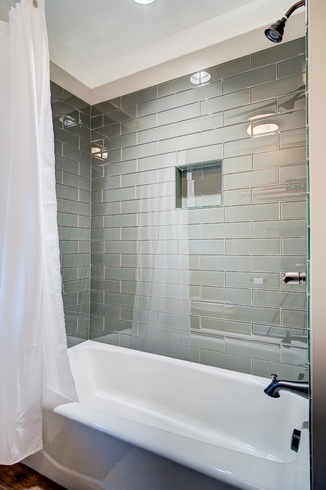 Immagine di una stanza da bagno country di medie dimensioni con piastrelle di vetro, pareti beige e pavimento con piastrelle in ceramica