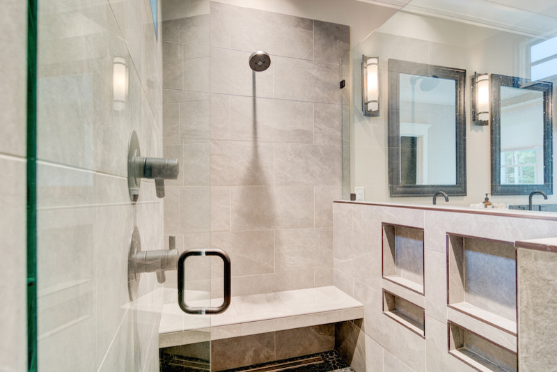 Inspiration för ett stort lantligt en-suite badrum, med möbel-liknande, blå skåp, ett fristående badkar, en kantlös dusch, grå kakel, keramikplattor, beige väggar, klinkergolv i keramik, ett nedsänkt handfat och granitbänkskiva