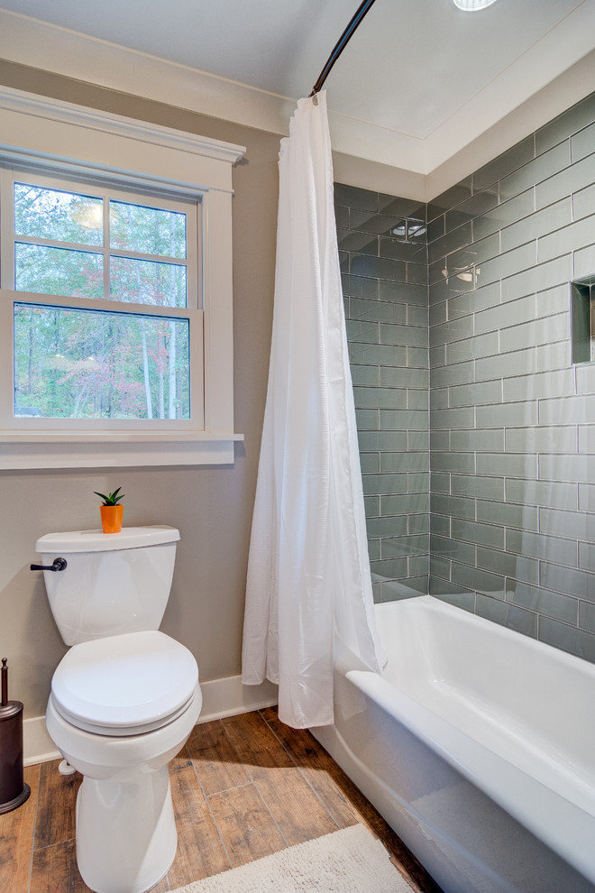 Стильный дизайн: ванная комната среднего размера в стиле рустика с синей плиткой, стеклянной плиткой, бежевыми стенами и полом из керамической плитки - последний тренд