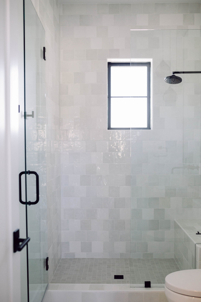 Foto di una grande stanza da bagno minimal con consolle stile comò, ante in legno chiaro, pavimento con piastrelle in ceramica, top in quarzo composito, top bianco e due lavabi