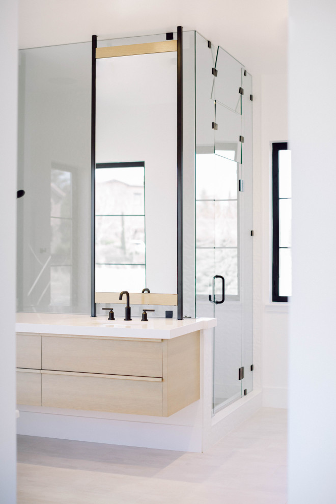 Diseño de cuarto de baño doble actual grande con armarios tipo mueble, puertas de armario de madera clara, suelo de baldosas de cerámica, encimera de cuarzo compacto y encimeras blancas