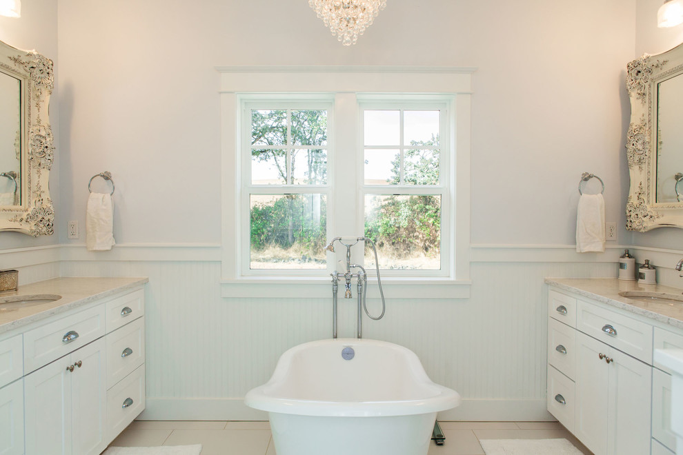 Стильный дизайн: главная ванная комната среднего размера в стиле кантри с фасадами в стиле шейкер, белыми фасадами, отдельно стоящей ванной, белыми стенами, полом из керамической плитки и бежевым полом - последний тренд