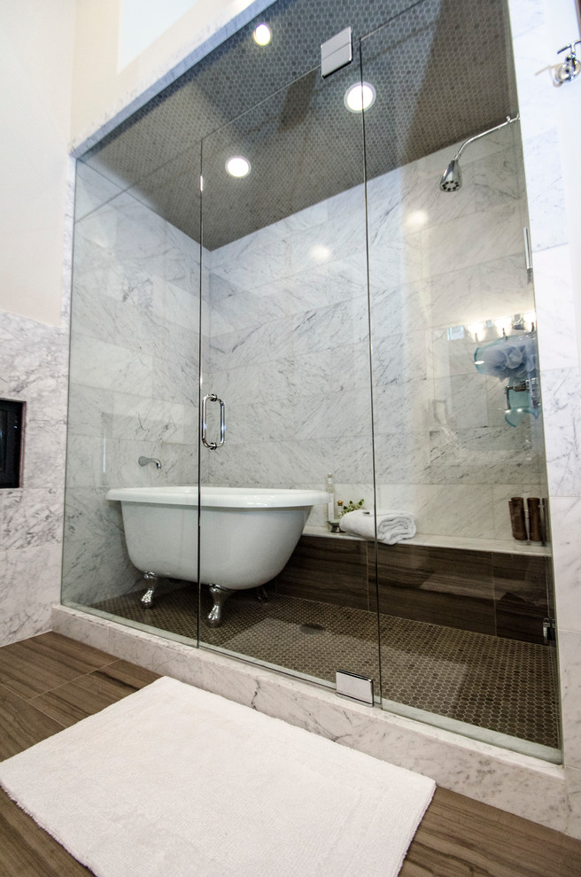 Свежая идея для дизайна: большая главная ванная комната в стиле кантри с ванной на ножках, душем над ванной, унитазом-моноблоком, коричневой плиткой и светлым паркетным полом - отличное фото интерьера