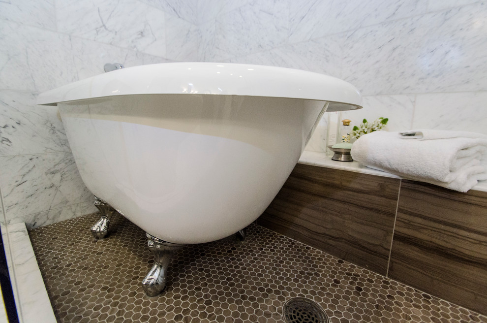 Großes Landhaus Badezimmer En Suite mit Löwenfuß-Badewanne, Duschbadewanne, Toilette mit Aufsatzspülkasten, braunen Fliesen und Mosaik-Bodenfliesen in Denver