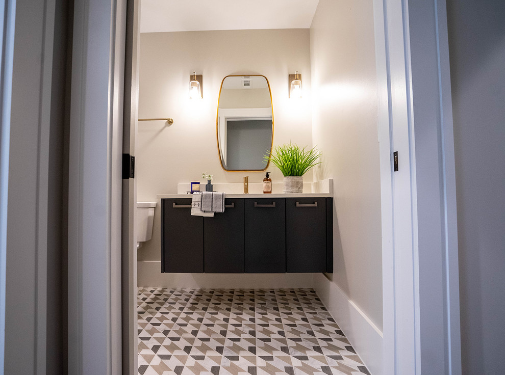 Стильный дизайн: ванная комната среднего размера в стиле кантри с плоскими фасадами, серыми фасадами, ванной в нише, душем в нише, унитазом-моноблоком, керамической плиткой, белыми стенами, полом из мозаичной плитки, душевой кабиной, врезной раковиной, столешницей из искусственного кварца, серым полом, душем с распашными дверями и белой столешницей - последний тренд