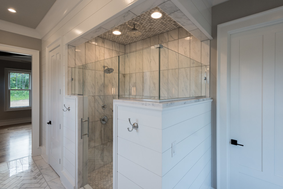 Idéer för att renovera ett stort funkis en-suite badrum, med luckor med infälld panel, grå skåp, ett fristående badkar, en hörndusch, en toalettstol med hel cisternkåpa, vit kakel, grå väggar, ett undermonterad handfat, granitbänkskiva, vitt golv och dusch med gångjärnsdörr
