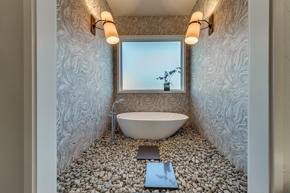 На фото: главная ванная комната в стиле неоклассика (современная классика) с отдельно стоящей ванной и серыми стенами с