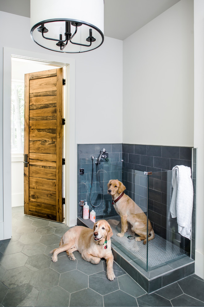 Foto di una stanza da bagno country di medie dimensioni con piastrelle grigie, piastrelle in ardesia, pareti bianche, pavimento in ardesia e pavimento grigio