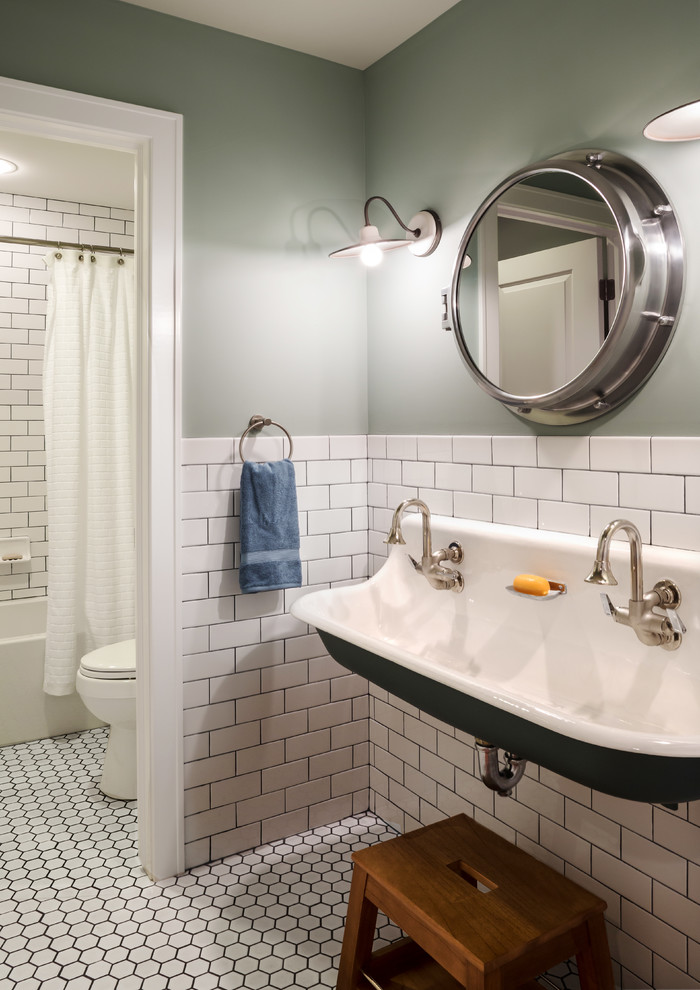 Foto på ett stort vintage en-suite badrum, med ett avlångt handfat, vit kakel, tunnelbanekakel, ett badkar i en alkov, en dusch/badkar-kombination, gröna väggar, mosaikgolv, en toalettstol med hel cisternkåpa och vitt golv