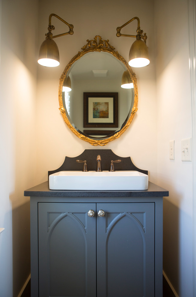 Ejemplo de cuarto de baño campestre pequeño con armarios con paneles empotrados, puertas de armario azules, paredes blancas, aseo y ducha, lavabo de seno grande y encimera de acrílico