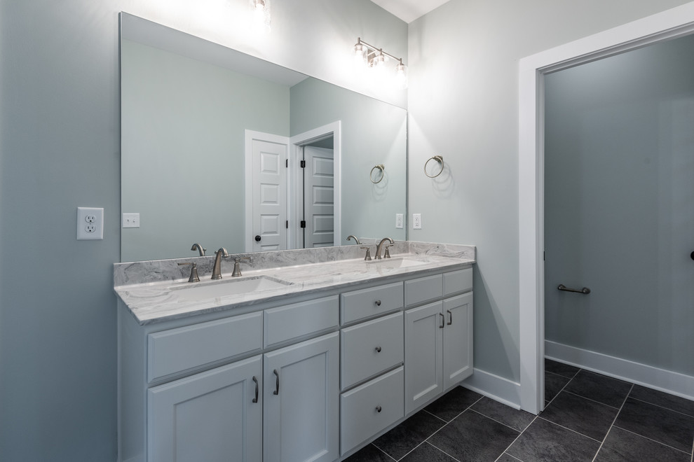 Immagine di una stanza da bagno padronale country di medie dimensioni con ante con riquadro incassato, ante bianche, pareti grigie, lavabo sottopiano e pavimento grigio