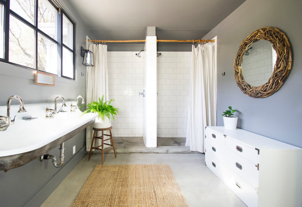 Свежая идея для дизайна: ванная комната в стиле кантри с белыми фасадами, двойным душем, белой плиткой, плиткой кабанчик, серыми стенами, бетонным полом, душевой кабиной, подвесной раковиной, серым полом, шторкой для ванной и плоскими фасадами - отличное фото интерьера