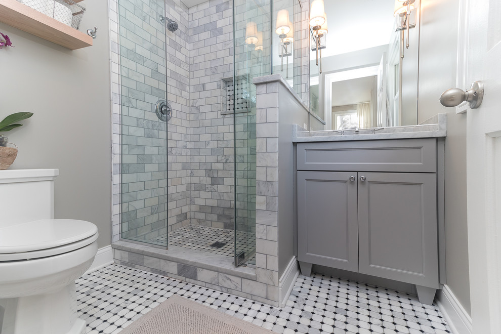 Inspiration för mellanstora klassiska badrum med dusch, med möbel-liknande, grå skåp, en öppen dusch, grå väggar, vitt golv och med dusch som är öppen